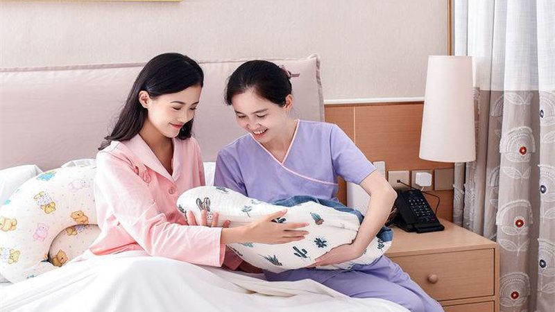 金牌育儿嫂长期签约，价格背后的考量因素